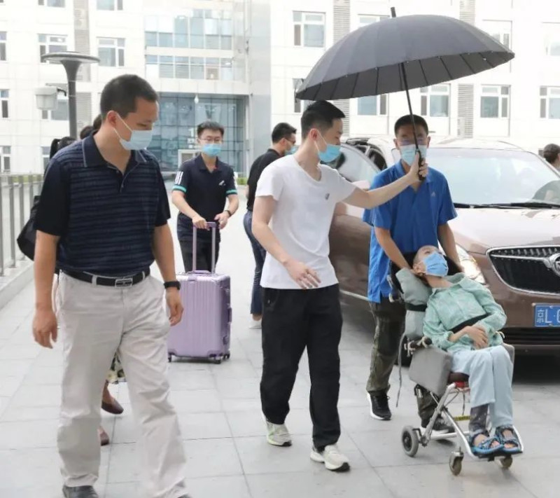 邢益凡在父母與北航師生的陪同下，來到大學校園。   圖：翻攝自騰訊網