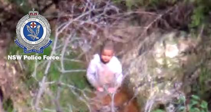 AJ被發現時，他正從一條小溪當中急切地用手舀混濁的河水喝。   圖：翻攝NSW Pollce Force網頁
