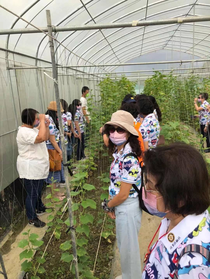 佳里扶輪社社友夫人們來到蓮心園啟智中心庇護農藝工廠和農場，關心喜憨兒如何辛苦栽種無毒米和蔬果，並將大批無毒米和蔬果全部買走，讓蓮心園的指導老師和喜憨兒大受鼓舞，場面溫馨感人。   圖：佳里扶輪社提供