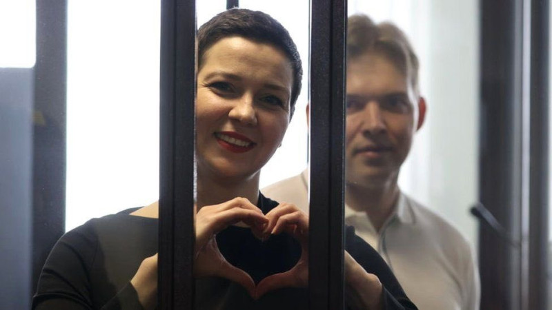 科列斯尼科娃在審判後比愛心向支持者致意。   圖：翻攝自@PLPermRepEU推特