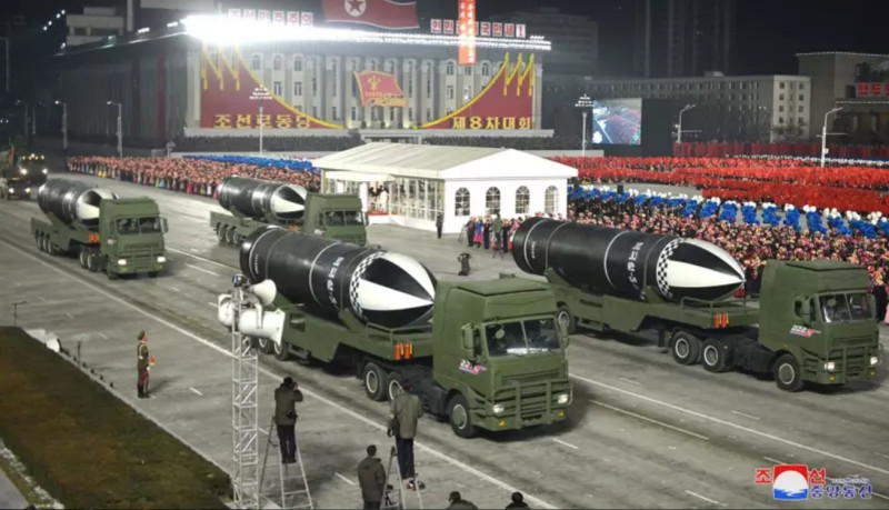 北韓2020年10月勞動黨建黨75週年夜間閱兵，展示新型潛射彈道導彈(SLBM)。   圖：翻攝朝中社(資料照片)