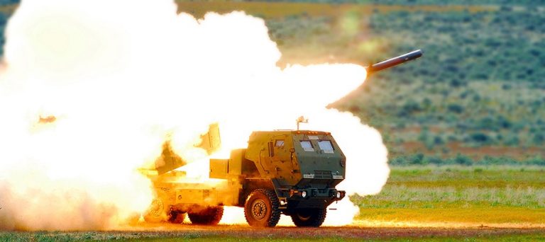 美國軍援烏克蘭「海馬斯多管火箭系統」是一種輕型、模塊化多管遠程火箭炮，射程從42公里到最大射程300公里，機動性能高、火力性能強。   圖：翻攝自洛克希德官網