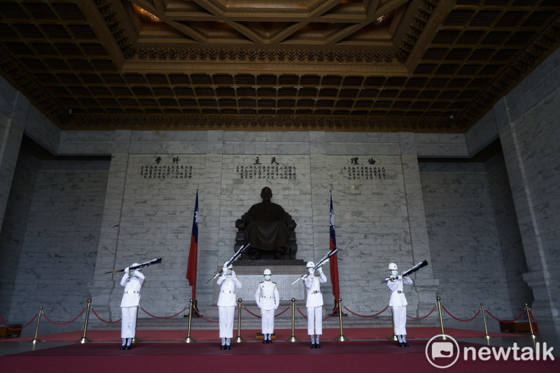 中正紀念堂大廳銅像和儀隊。   圖：張良一/攝