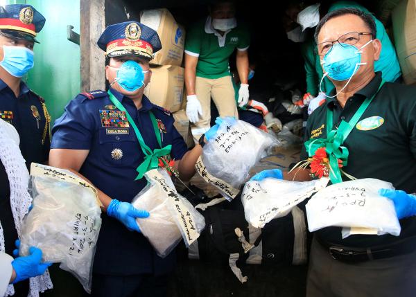 菲律賓警方展示破獲的毒品。(資料照片)   圖 : 翻攝自視覺中國