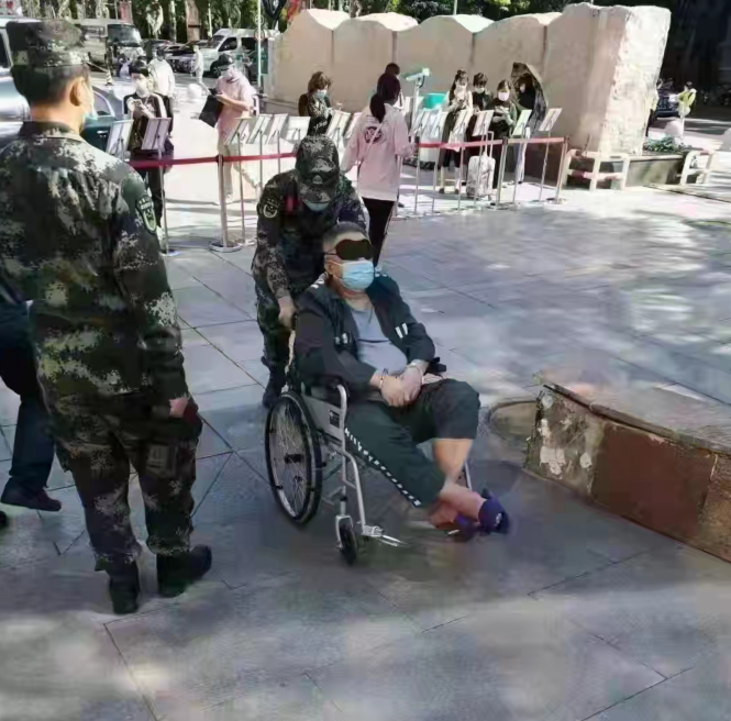 中國解放軍史上最瘋狂的「軍老虎」，被封為「軍中第一貪」的前解放軍總後勤部原副部長谷俊山（坐者），被拍到戴眼罩、口罩、手銬進301醫院。   圖：翻攝自高瑜推特
