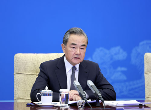 中國國務委員兼外交部長王毅談及中美關係，針對美方「四不一無意」的表態表示，應用「三原則」對抗「三分法」。   圖：翻攝中國外交部官網