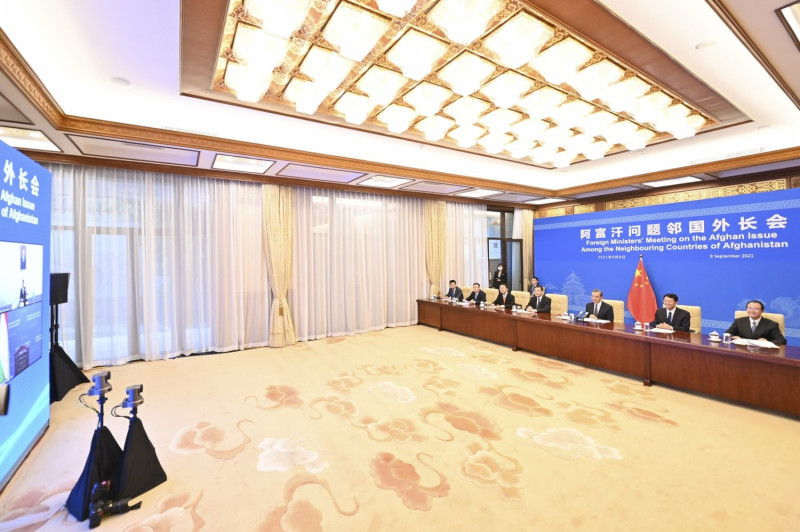 中國國務委員兼外長王毅於 9 月 8 日，在北京以視訊方式出席阿富汗鄰國外長會。   圖 : 翻攝自新華社