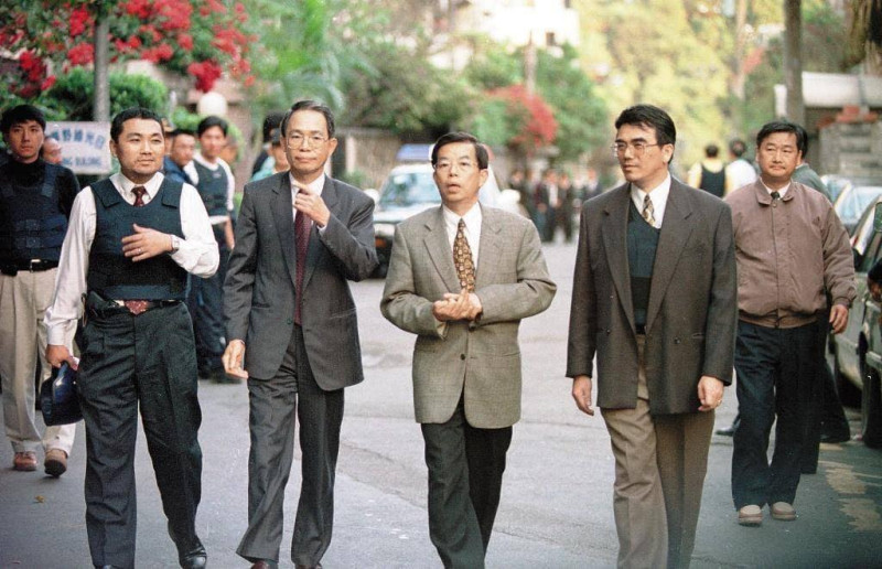 管碧玲曬出一張舊帳，時間是在1997年，謝長廷與時任台北市刑大大隊長侯友宜，在處理白曉燕案兇嫌陳進興挾持南非武官時的照片。她進一步表示，那年侯友宜身穿防彈衣，謝長廷卻沒有，這是何等道德勇氣。   圖:翻攝自管碧玲臉書