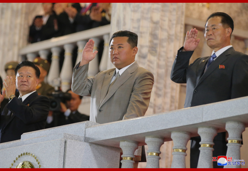 北韓9日凌晨舉行73 週年國慶典禮，金正恩校閱民間武裝部隊。   圖 : 翻攝自朝中社