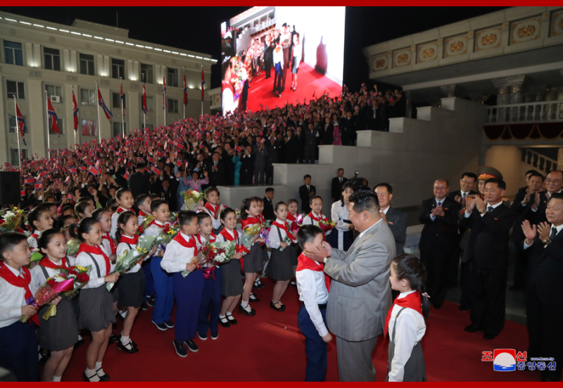 金正恩出席73 週年國慶典禮，並接見北韓小學生。   圖 : 翻攝自朝中社