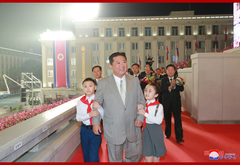 有專家質疑，出席北韓建政73周年的並非金正恩本人。   圖 : 翻攝自朝中社