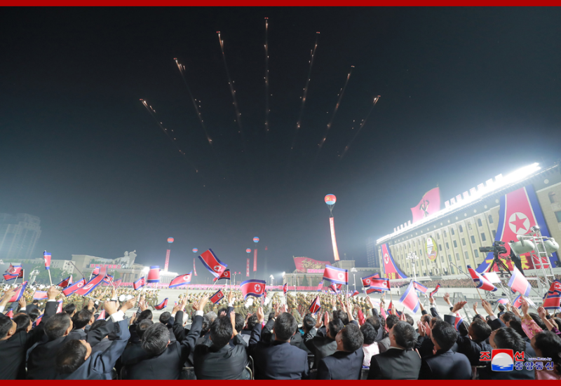 北韓今(9日)舉行73 週年國慶典禮，扇形的戰鬥機編隊在通場時釋放熱焰彈。   圖 : 翻攝自朝中社