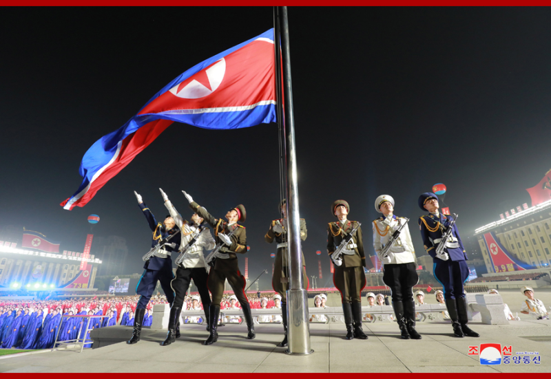 北韓今(9日)舉行73 週年國慶典禮。在《輝煌的祖國》樂曲中北韓人民軍奏21響禮炮，並舉行了升旗儀式。   圖 : 翻攝自朝中社