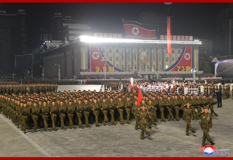 北韓今(9日)舉行73 週年國慶典禮。民間及安全武裝力量閱兵徒步分隊開始通過主席台，接受檢閱。   圖 : 翻攝自朝中社