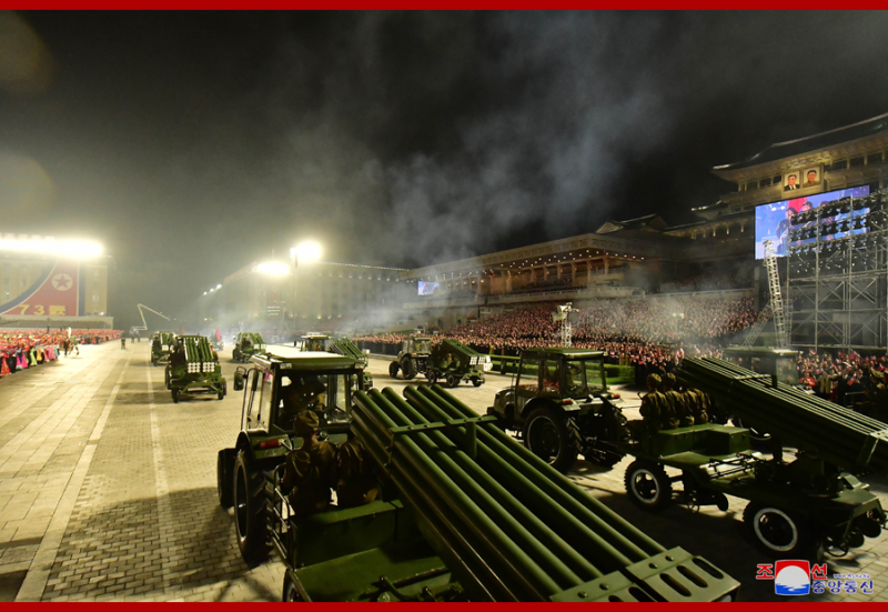 北韓今(9日)舉行73 週年國慶典禮。曳引機機械牽引了火箭炮、反坦克導彈和便攜式防空導彈等兵器。   圖 : 翻攝自朝中社