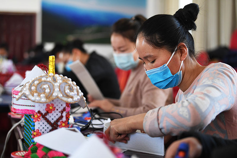 中國在新疆設立集中營，卻美其名是「技能培訓助就業」，圖為新疆阿勒泰維吾爾女性在新疆接受「培訓」。   圖：翻攝自中國政府網