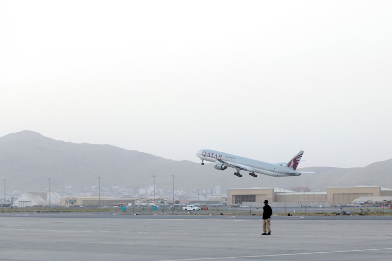 美軍從阿富汗撤軍以來，首架客機從阿富汗喀布爾國際機場起飛。    圖：達志影像/路透社