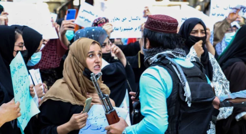 阿富汗婦女多次冒死上街示威，這些示威女性高喊著「阿富汗婦女萬歲」   圖：翻攝推特