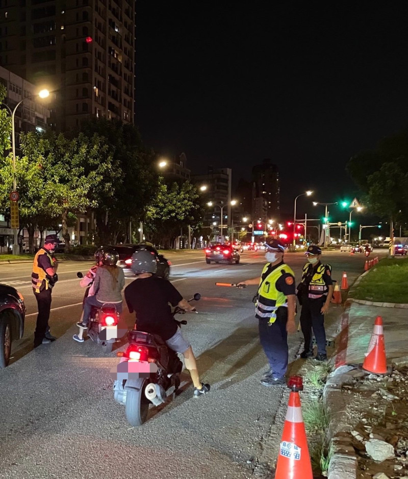 警方進行酒測。 圖:台北市政府警察局交通警察大隊提供