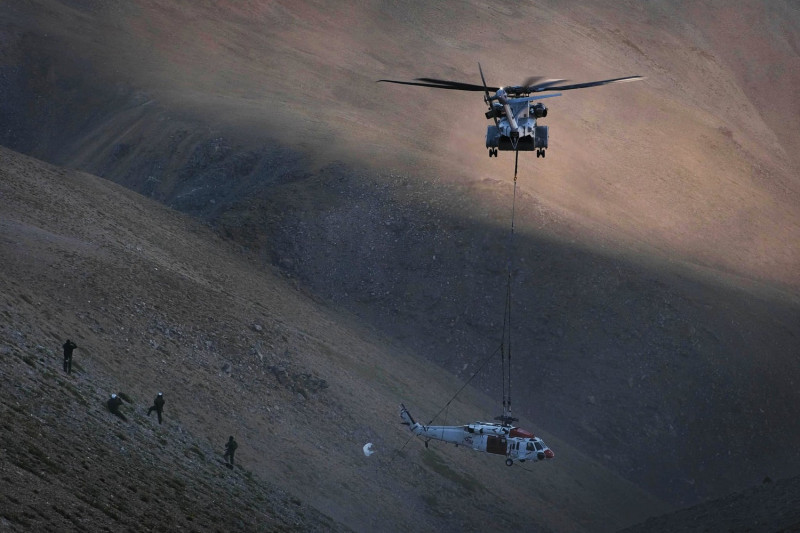 美國海軍陸戰隊「CH-53K種馬王」直升機，受命吊掛7月19日在加州華特山附近迫降的海軍「MH-60S」搜救直升機，形成罕見的直升機吊掛直升機的畫面。   圖：翻攝USMC官網