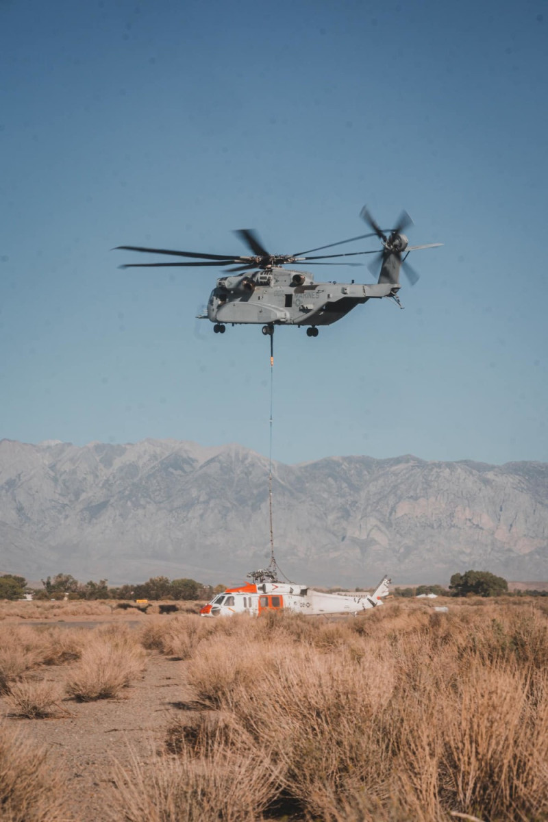美國海軍陸戰隊「CH-53K種馬王」直升機，受命吊掛7月19日在加州華特山附近迫降的海軍「MH-60S」搜救直升機，形成罕見的直升機吊掛直升機的畫面。   圖：翻攝USMC官網
