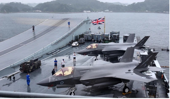 英國伊利莎白女王號航母與艦上的F-35戰機。   圖 : 翻攝自騰訊網