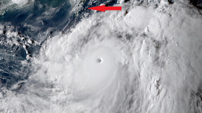 美國東部時間10日上午4時30分，強烈颱風璨樹被拍到的衛星圖像，當時它處於最高強度5 級，正在掠過菲律賓東北海岸呂宋島，直撲台灣（箭頭處）。   圖：翻攝自NOAA/RAMMB/美國科羅拉多州立大學