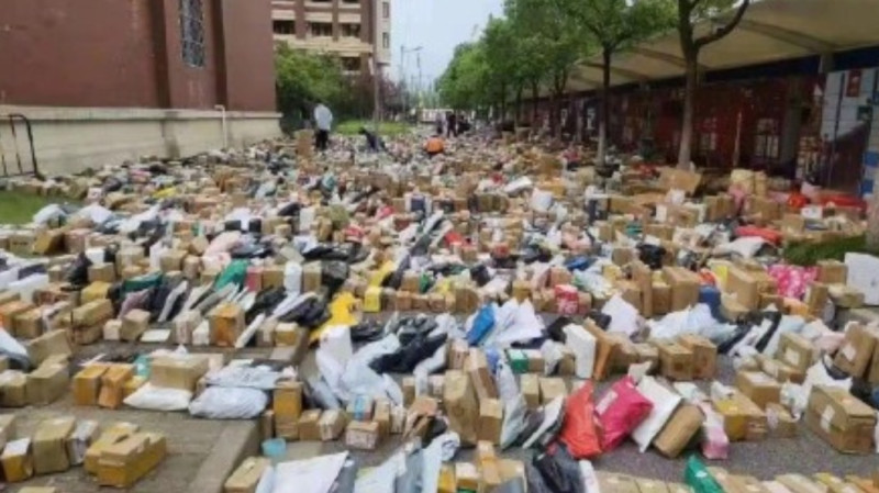 上海建橋學院的路口被學生們買的包裹堵得水洩不通。   圖: 翻攝自微博/電商報