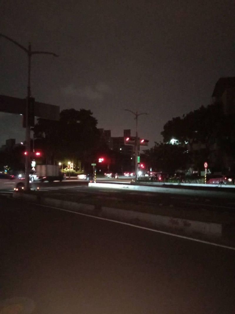 鳳山晚上六點起多個路段的路燈故障   圖：翻攝李雅靜臉書
