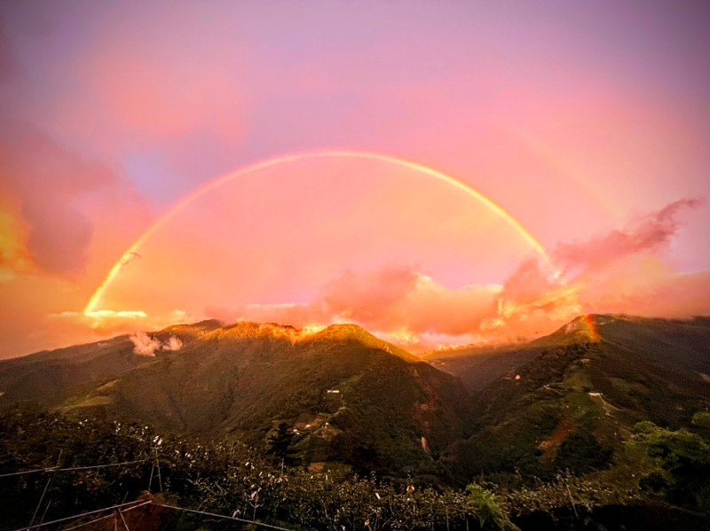 璨樹颱風逼近，位在中橫梨山的「福壽山農場」在臉書發文分享颱風來臨前的彩虹美景，絕美景象讓網友看到後直呼：「彷佛仙境。」   圖：取自福壽山農場臉書