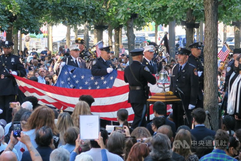 911恐怖攻擊事件20週年，紐約世界貿易中心雙塔遺址舉行追悼儀式，上千名罹難者親屬出席。   圖/中央社
