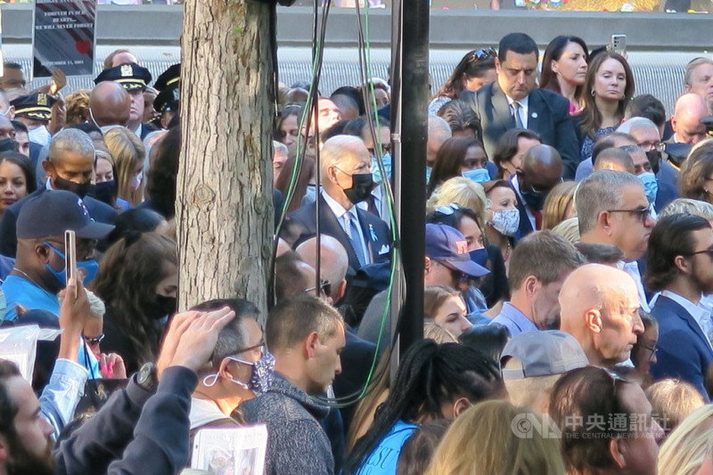 美國總統拜登（圖中白髮戴黑色口罩者）11日出席在紐約世界貿易中心雙塔遺址舉行的911事件20週年追悼儀式。   圖/中央社