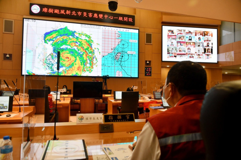 侯友宜緊盯璨樹颱風最新情況，呼籲民眾面對這個５年來最強颱風來襲一定要做好防颱準備。   圖：新北市政府／提供