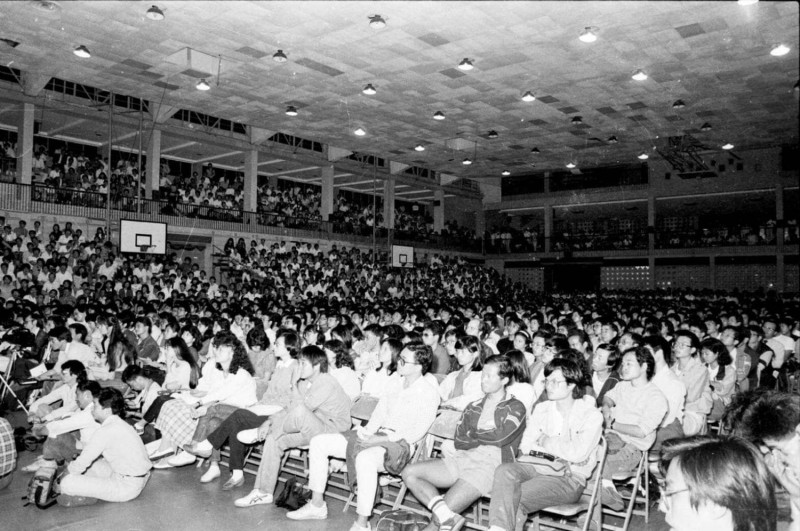 1987年1月，在台大體育館舉辦的謝長廷與李勝峰台灣前途辯論會。可由圖中得知參與者眾多。   圖: 翻攝自林佳龍臉書