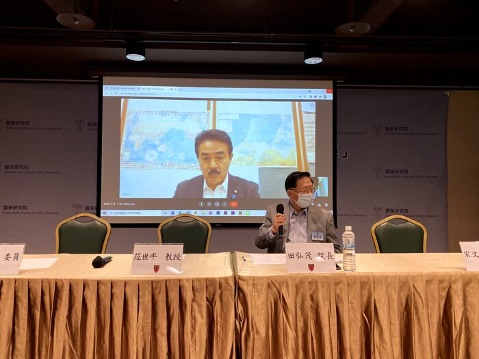 日本自民黨外交部會會長參議員佐藤正久（螢幕）參加國策研究院「台日2+2對話與台日中三角關係」座談會時，表示「台灣有事也是日本有事」。   圖：翻攝自國策院