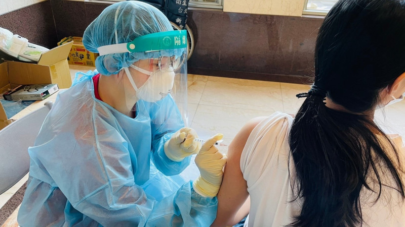 部立台北醫院今進駐新北市板橋某社區協助民眾施打疫苗。   圖：新北市衛生局 / 提供