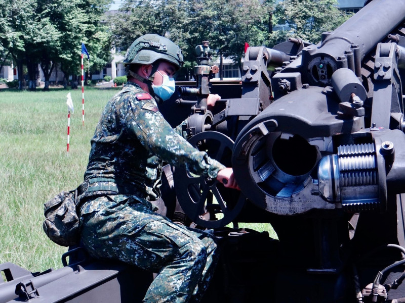 陸軍官兵12日43砲指部實施射擊前整備。   圖:翻攝自中華民國陸軍臉書