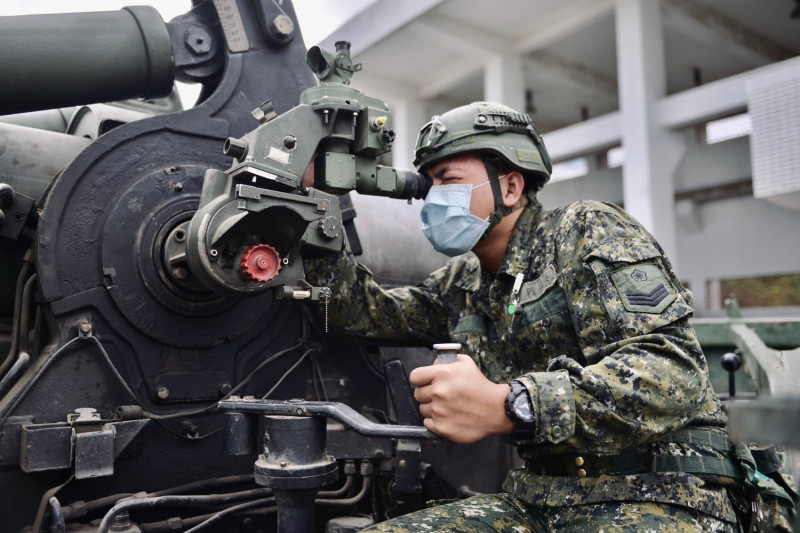 陸軍官兵進行裝備檢查。   圖:翻攝自中華民國陸軍臉書
