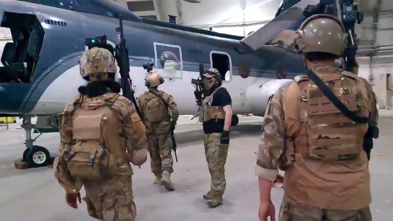 美軍倉促撤軍，塔利班士兵發現美國遺留在機場的CH-46E海騎士直升機。    圖：翻攝自@nabihbulos推特影片