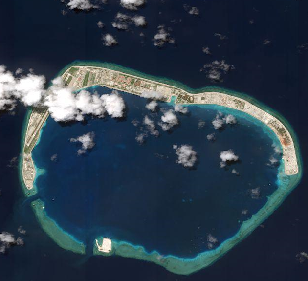 美濟礁。中國填海造陸，總面積5.52平方公里，建有機場跑道及碼頭。   圖：翻攝維基百科
