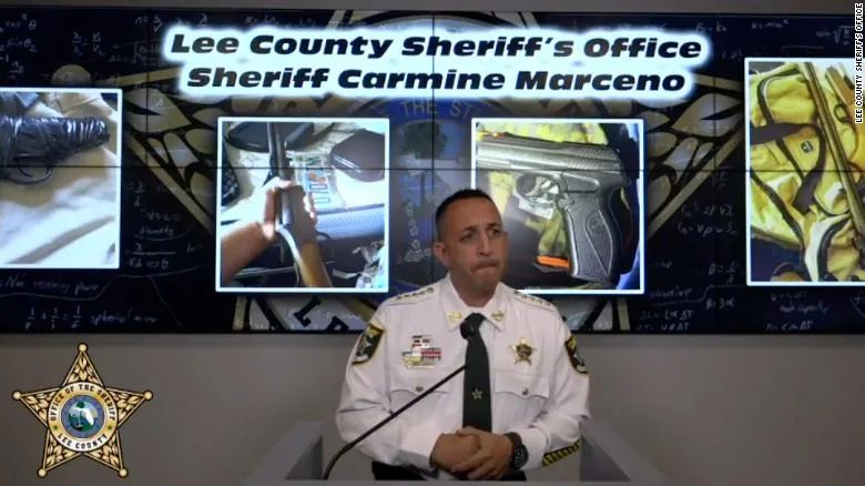李縣警長馬爾塞諾展示了警方從兩名學生家中收集到的證據。   圖：翻攝自佛羅里達州李縣警局