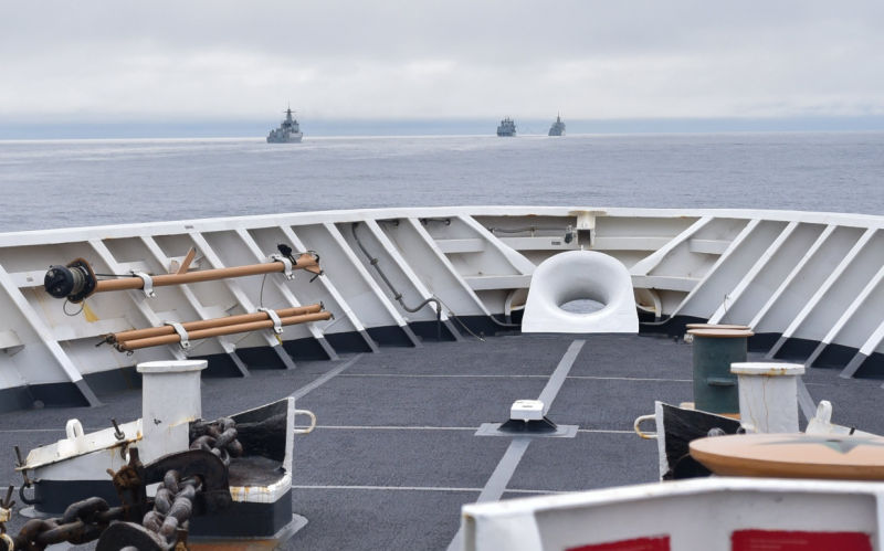 美國國防部「Dvidshub」網站發布從海岸防衞隊巡邏艦「巴索夫號(USCGC Bertholf WMSL-750)」上看到的中國解放軍海軍特遣隊。圖片為刪除前陸媒截圖。   圖：翻攝環球網