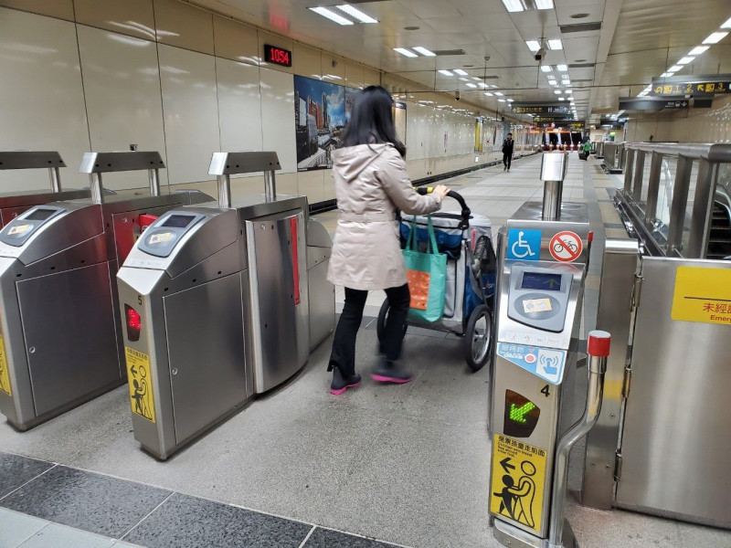 台北捷運公司表示，將自9/15起擴大開放大型寵物車搭捷運。   圖：北捷／提供