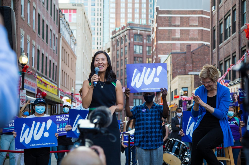 美國波士頓市長選舉，最新民調顯示台裔女議員吳弭（左）大幅領先對手，極可能改寫波士頓歷史。   圖：翻攝自吳弭推特