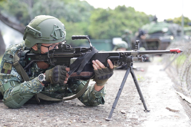 漢光37號實兵演習第2天，陸軍關指部聯兵一營官兵運用各型火力，模擬向敵船團實施攻擊。   圖:軍聞社提供。