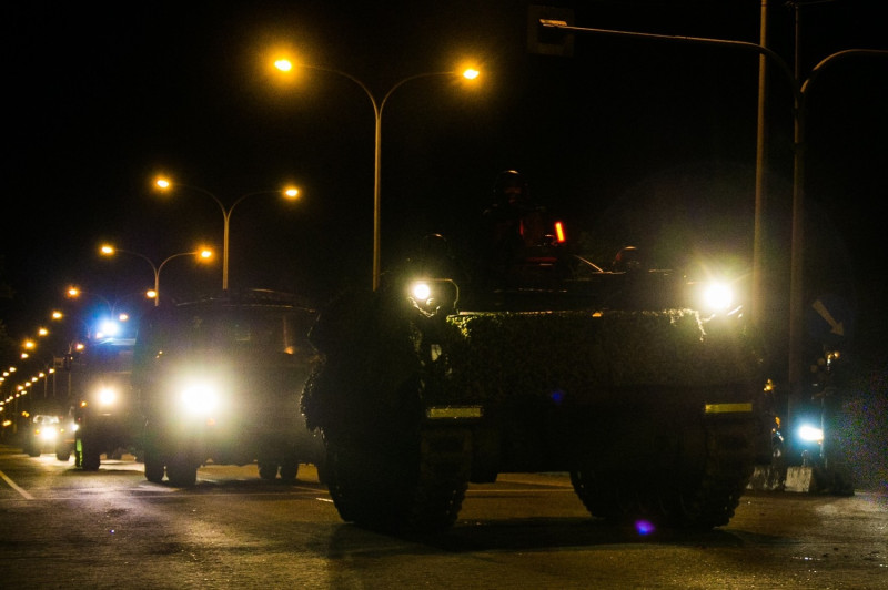 國軍漢光37號演習第2日，第二作戰區「夜間戰術機動」課目在花蓮舉行，CM21人員運輸車行駛於花蓮街道。   圖:軍聞社提供