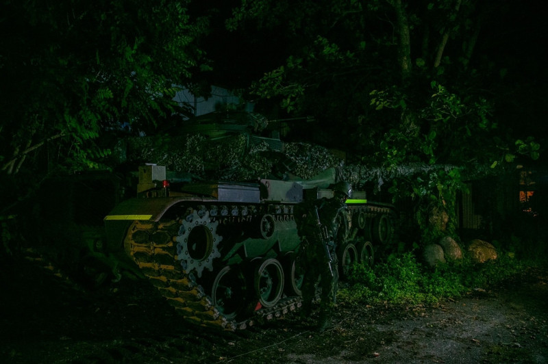 國軍漢光37號演習第2日，第二作戰區「夜間戰術機動」課目在花蓮舉行，到達戰術位置後，官兵執行部隊防空作為。   圖:軍聞社提供