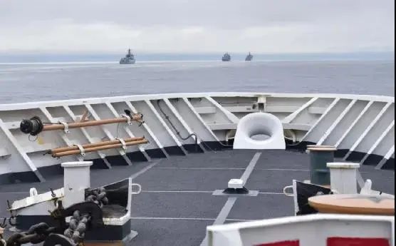美國海岸警衛隊的「伯索夫」號巡邏艦於8月30日在阿留申群島附近對進入美國專屬經濟區國際水域的中國海軍艦艇進行密切監視。   圖 : 翻攝自美國國防部網站