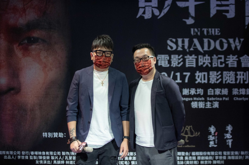導演李世偉、蔡坤庭曾經是同窗，這次如願共同執導電影「影子背後」。   圖：精實文創提供