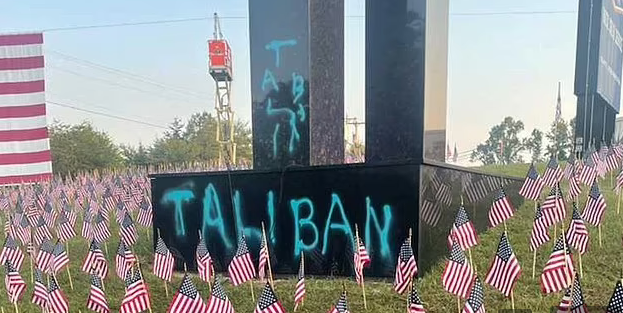 美國南卡羅萊納州的一座911事件紀念碑遭噴「塔利班」字樣的塗鴉。   圖：翻攝自環球網